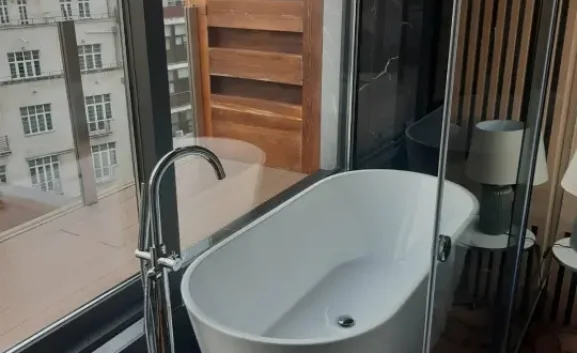 Završena adaptacija kupatila sa pogledom na ulicu