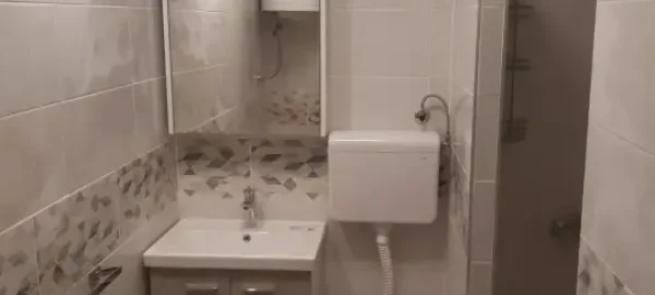 Kompletno završena adaptacija: tuš kabina, sanitarije, kupatilski nameštaj - kupatilo 7