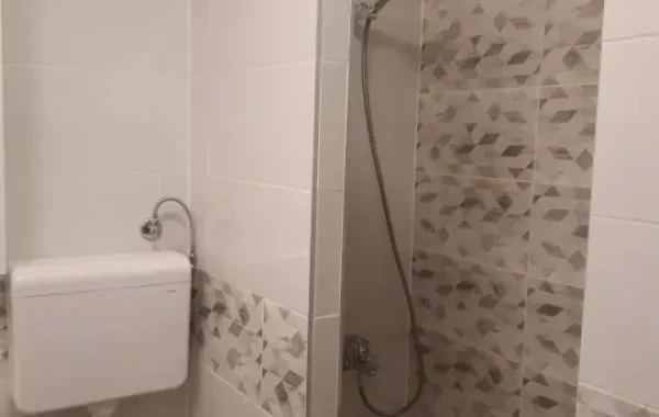 Kompletno završena adaptacija kupatila: tuš kabina sa pregradnim zidom sanitarije - detalj, kupatilo 7