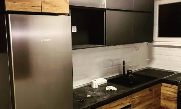 Kombinacija savremenog dizajna kuhinje sa modernim pločicama