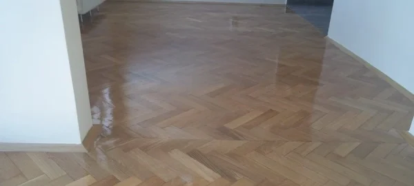 Daske se slažu pod uglom od 90 stepeni, stvarajući cik-cak obrazac. Ovo je vrlo popularan i klasičan izgled.