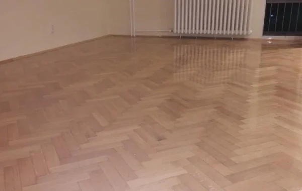 Daske se slažu pod uglom od 90 stepeni, stvarajući cik-cak obrazac. Ovo je vrlo popularan i klasičan izgled.