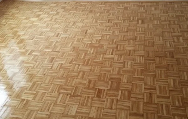 Daske se slažu u kvadratne ili pravougaone grupe, stvarajući obrazac koji podseća na pletenu korpu. Može se raditi sa grupama od dve, četiri ili više dasaka.