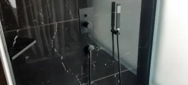 Moderna tuš kabina sa tuš baterijom - detalj
